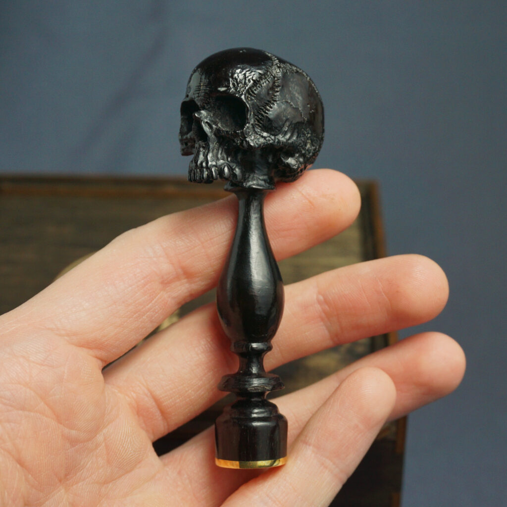 Skull pipe tamper