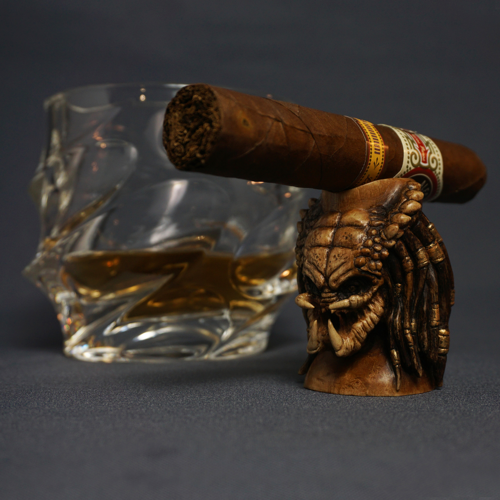 Predator Cigar Stand