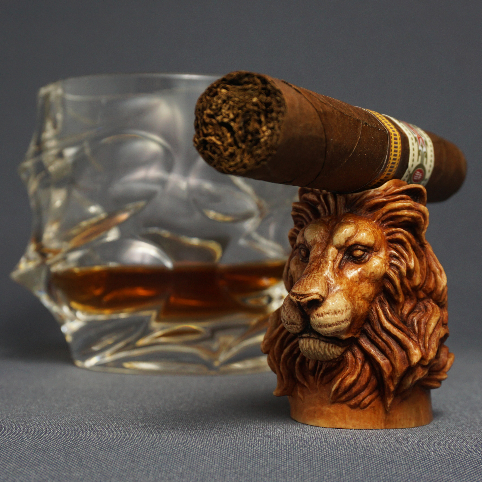 Lion cigar stand